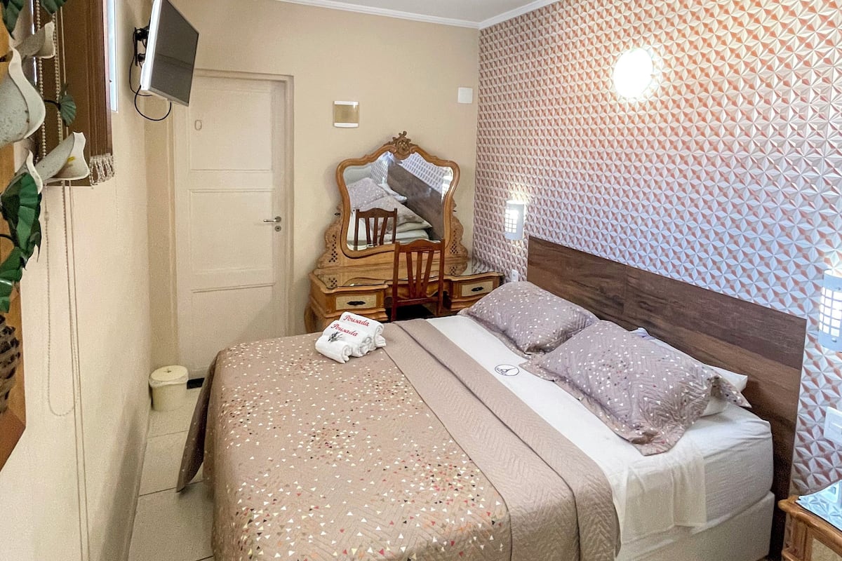 Casal Suite | 1 kamar tidur, setrika/meja setrika, dan Wi-Fi gratis