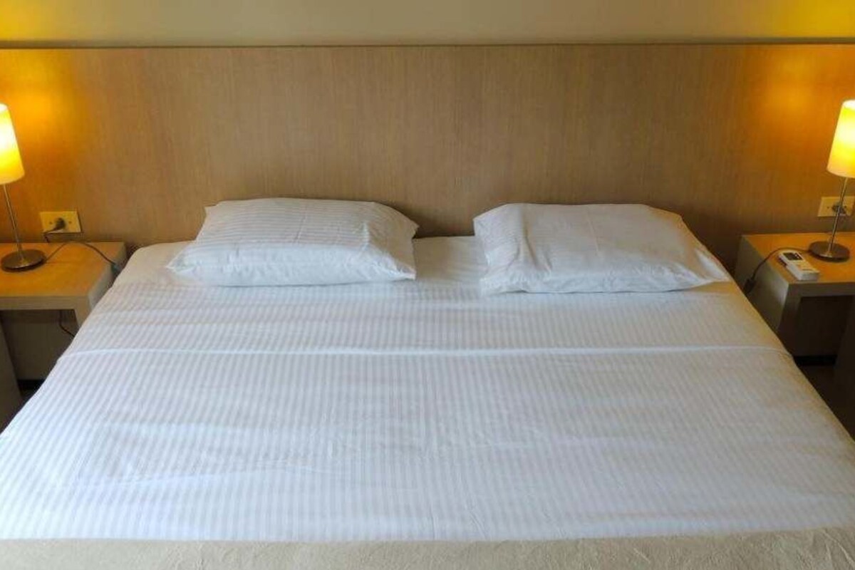Escritorio, cortinas blackout y wifi gratis 