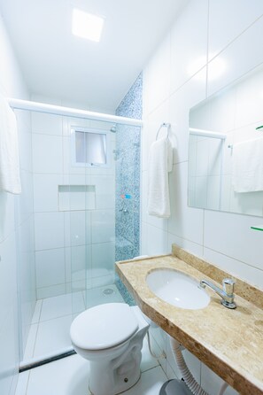 Basic-Dreibettzimmer | Badezimmer