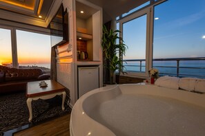 Queen Suite sea view with Jacuzzi | Premium bedding, free minibar items, desk, laptop workspace