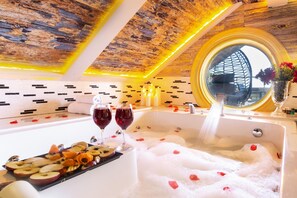 Penthouse, baignoire à jets, vue mer | Literie de qualité supérieure, mini-bar avec articles gratuits, bureau