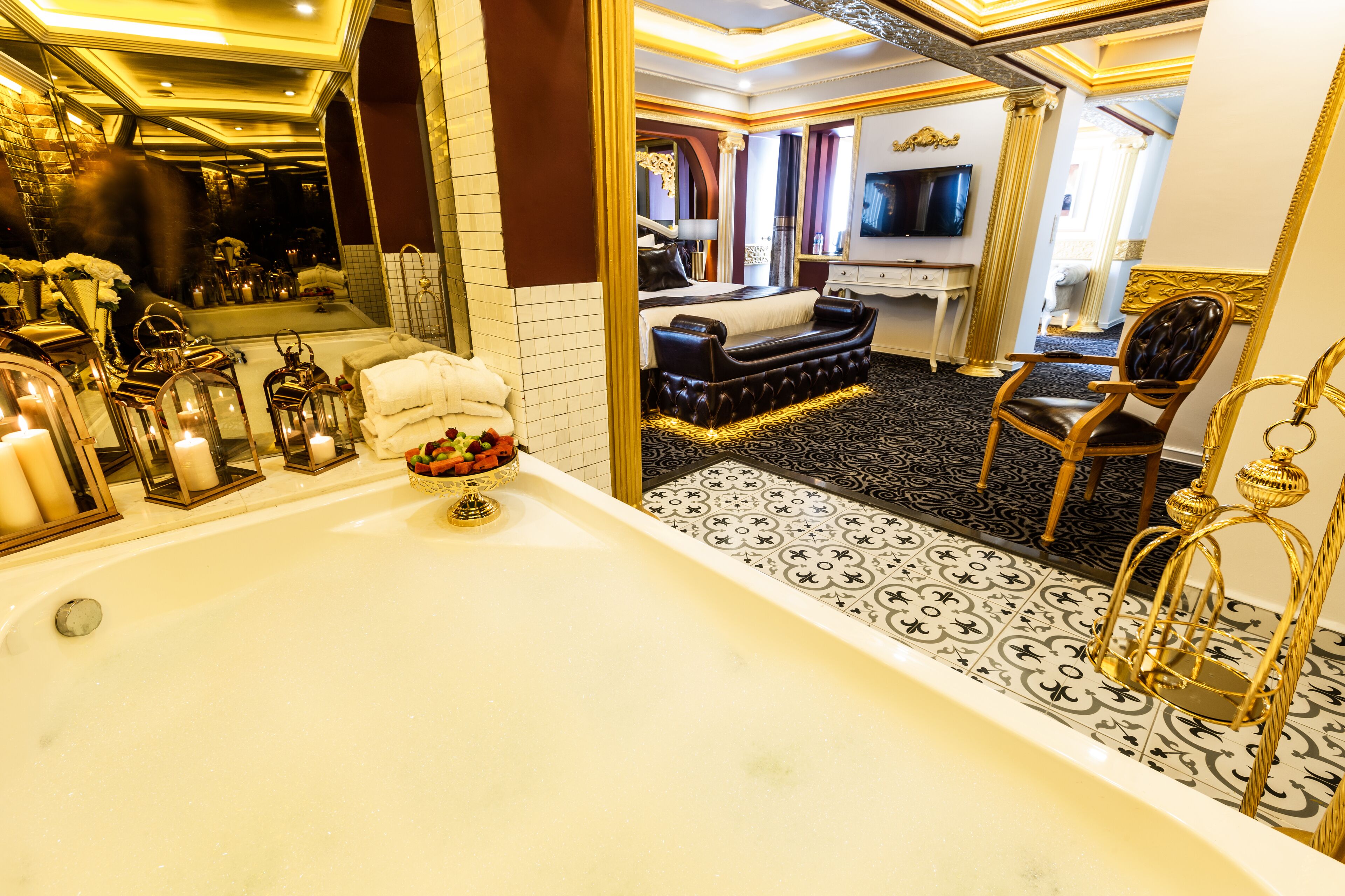 Honeymoon Suite, Jetted Tub | Bathroom | Shower, free toiletries, hair dryer, slippers