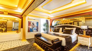 Ropa de cama de alta calidad, artículos del minibar gratis y escritorio