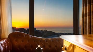 Queen Suite sea view with Jacuzzi | Minibar (con alcuni snack e alcune bevande gratis), una scrivania