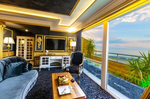 Penthouse, Whirlpool, Meerblick | Wohnbereich | LCD-Fernseher