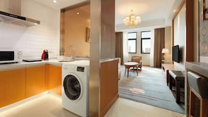 Minibar, in-room safe, desk, iron/ironing board - Ramada Suzhou (Suzhou)