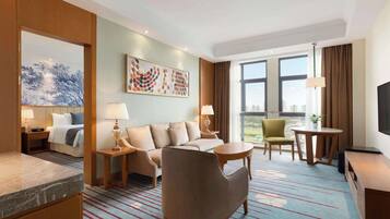 Suite, 1 cama King size, para no fumadores | Minibar, caja de seguridad en la habitación y escritorio