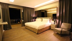 Premier suite, uitzicht op vallei | Een minibar, een kluis op de kamer, een bureau
