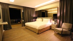 Suite Premier, vista valle | Minibar, una cassaforte in camera, una scrivania, ferro/asse da stiro