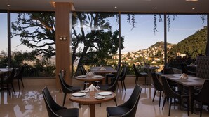 3 restaurants, serveren ontbijt, lunch, diner, internationale gerechten