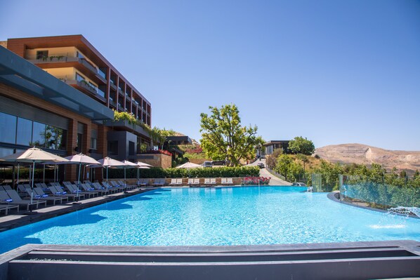 Una piscina cubierta, una piscina al aire libre de temporada