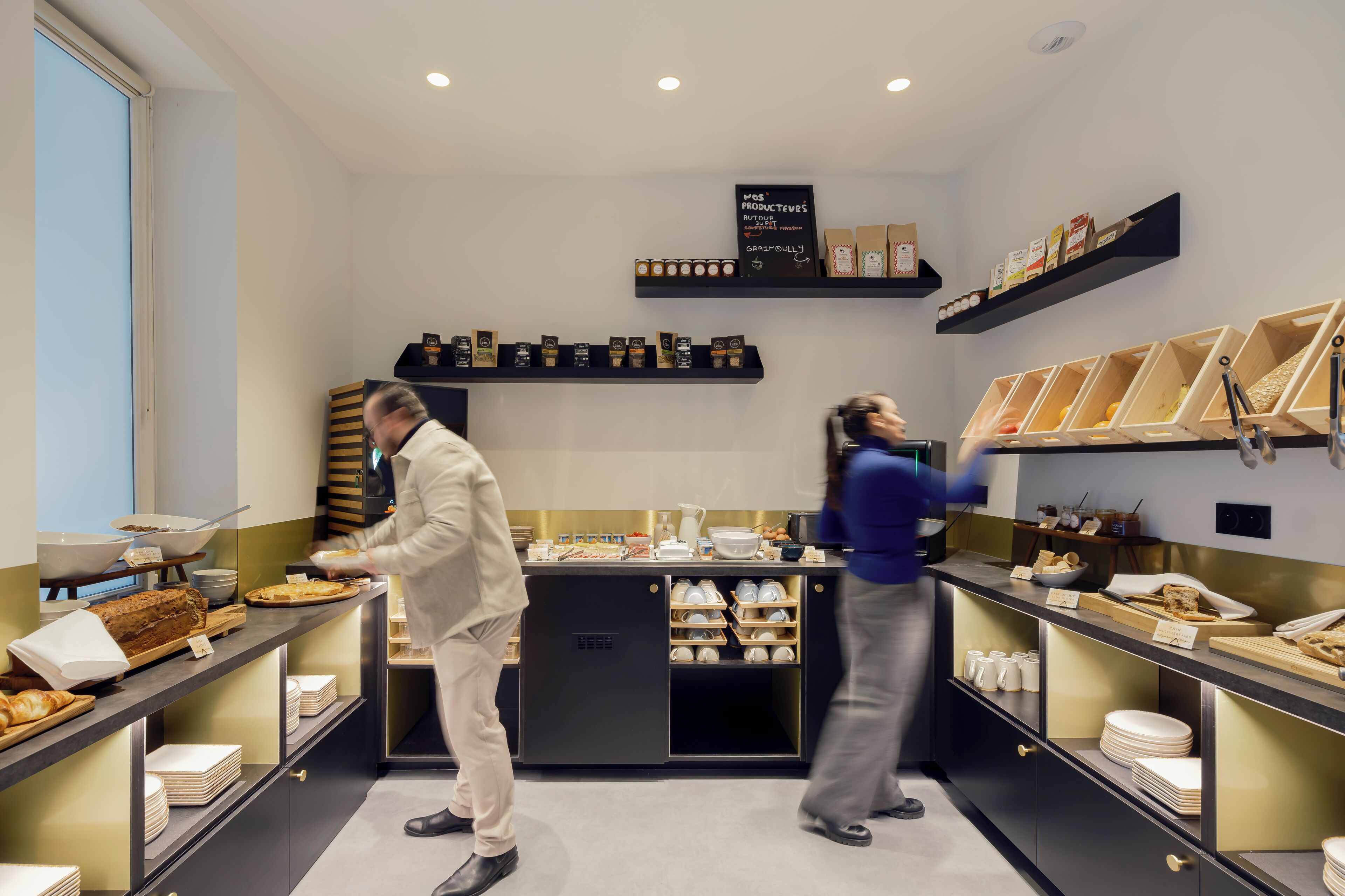 每日供应自助式早餐（每人 EUR 14）