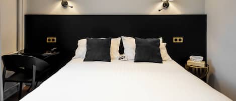 Hochwertige Bettwaren, Schreibtisch, schallisolierte Zimmer