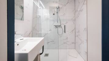 Een douche, gratis toiletartikelen, een haardroger, handdoeken