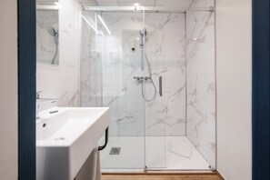 Ducha, artículos de higiene personal gratuitos y secador de pelo