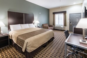 أغطية فراش متميزة وأسرّة بإسفنج يتكيف مع شكل الجسم ومكتب وستائر تعتيم