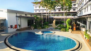 Kolam renang outdoor