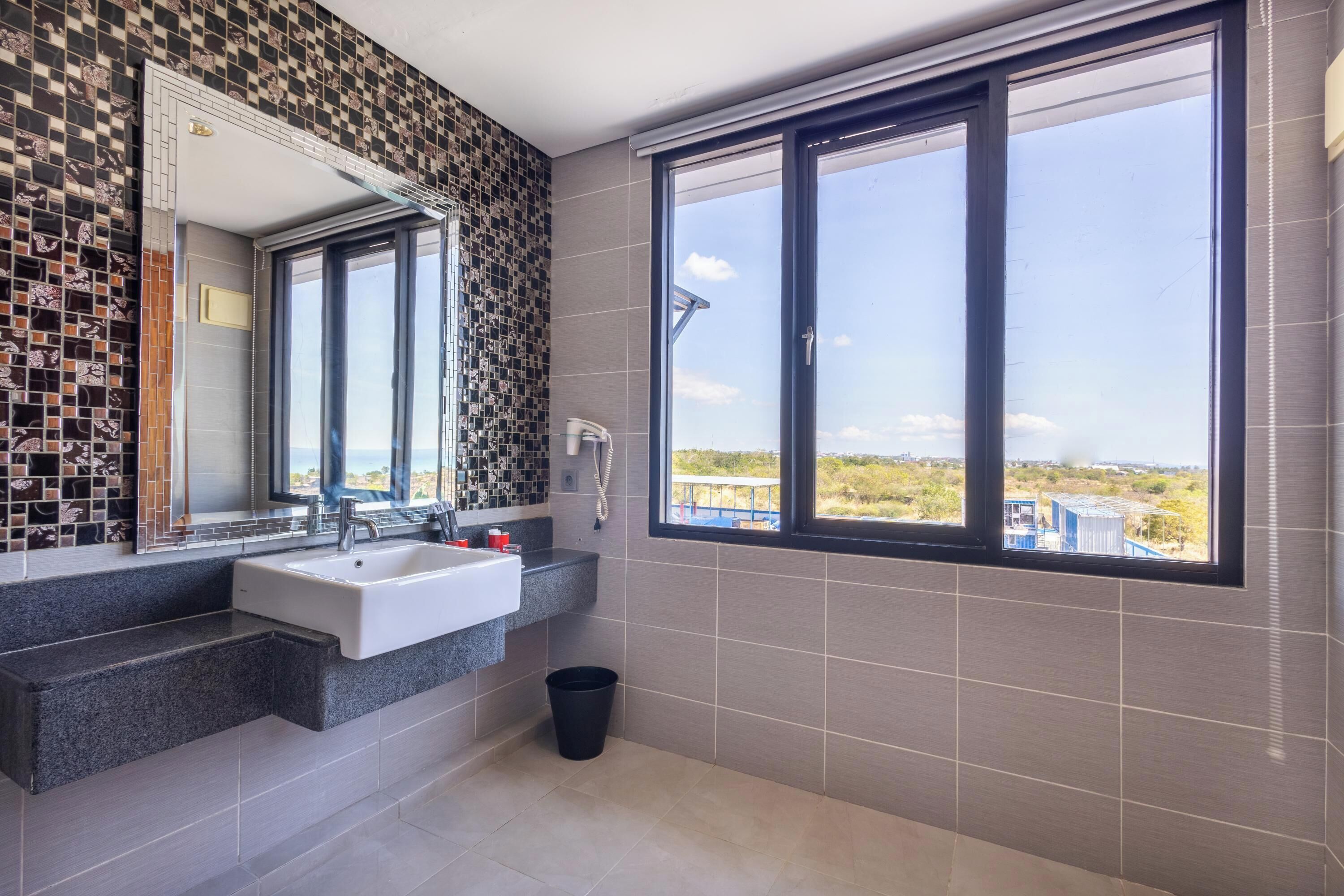 junior suite | bathroom | shower, free toiletries, hair dryer, towels