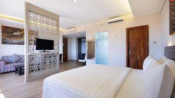 Junior Suite | In-room safe, desk, free WiFi, bed sheets