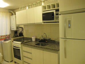Kühlschrank, Mikrowelle, Mixer, Kochgeschirr/Geschirr/Besteck