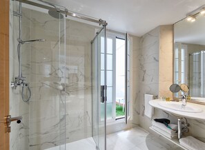 Apartamento, 1 habitación | Baño | Ducha, artículos de higiene personal gratuitos y secador de pelo