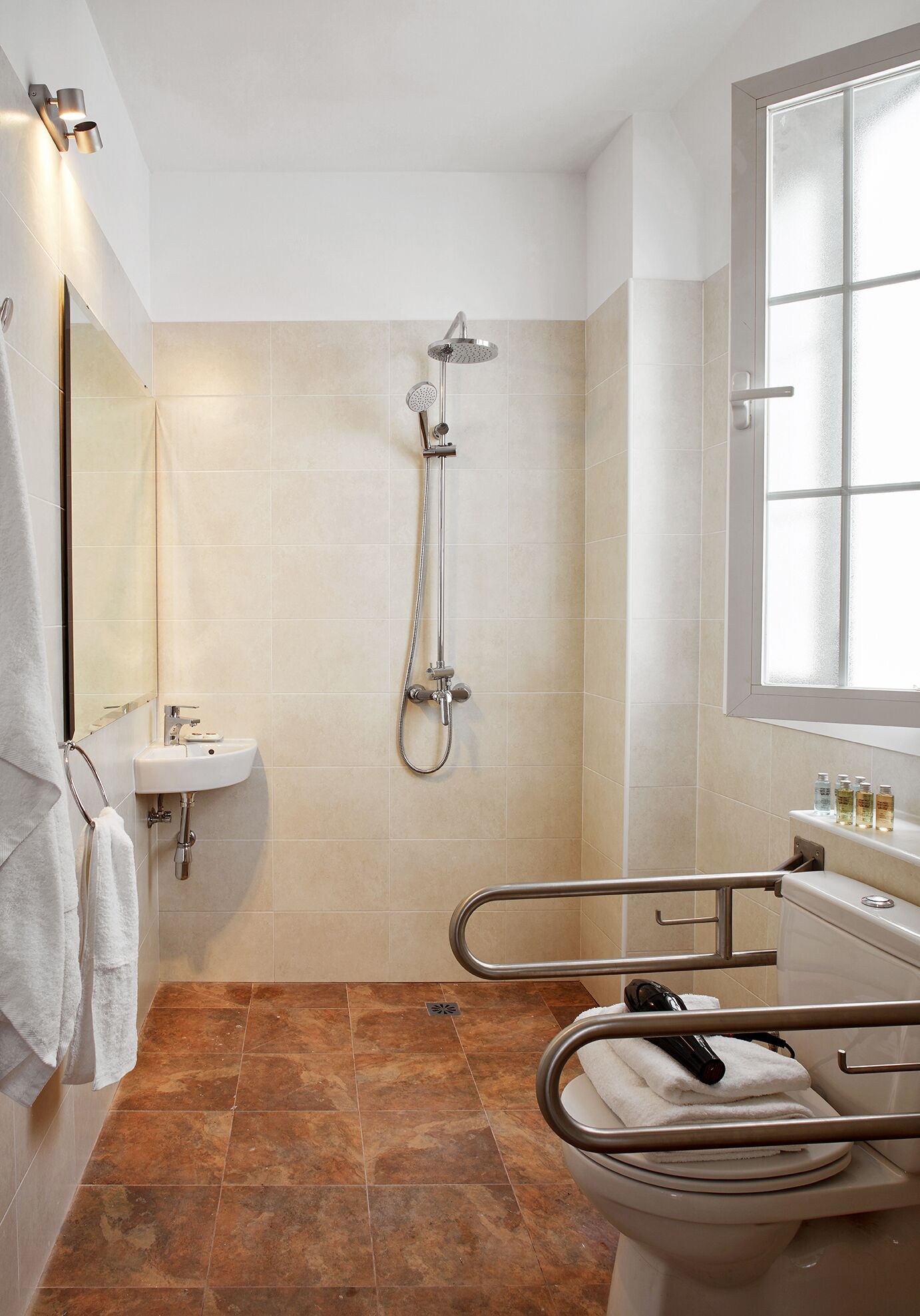 Une salle de bain moderne équipée d’une douche, d’un lavabo et de toilettes.