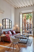 Apartamento, 1 quarto, sacada (Adults Only) | Área de estar | TV de tela plana 32 polegadas com canais via satélite, TV