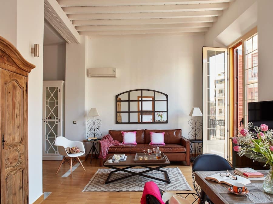 Apartament, 1 dormitori, balcó (Adults Only) | Sala d'estar | Televisor de pantalla plana de 32 polzades amb canals per satèl·lit