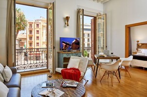 Apartamento, 1 quarto, sacada (Adults Only) | Sala de estar | TV de tela plana 32 polegadas com canais via satélite, TV