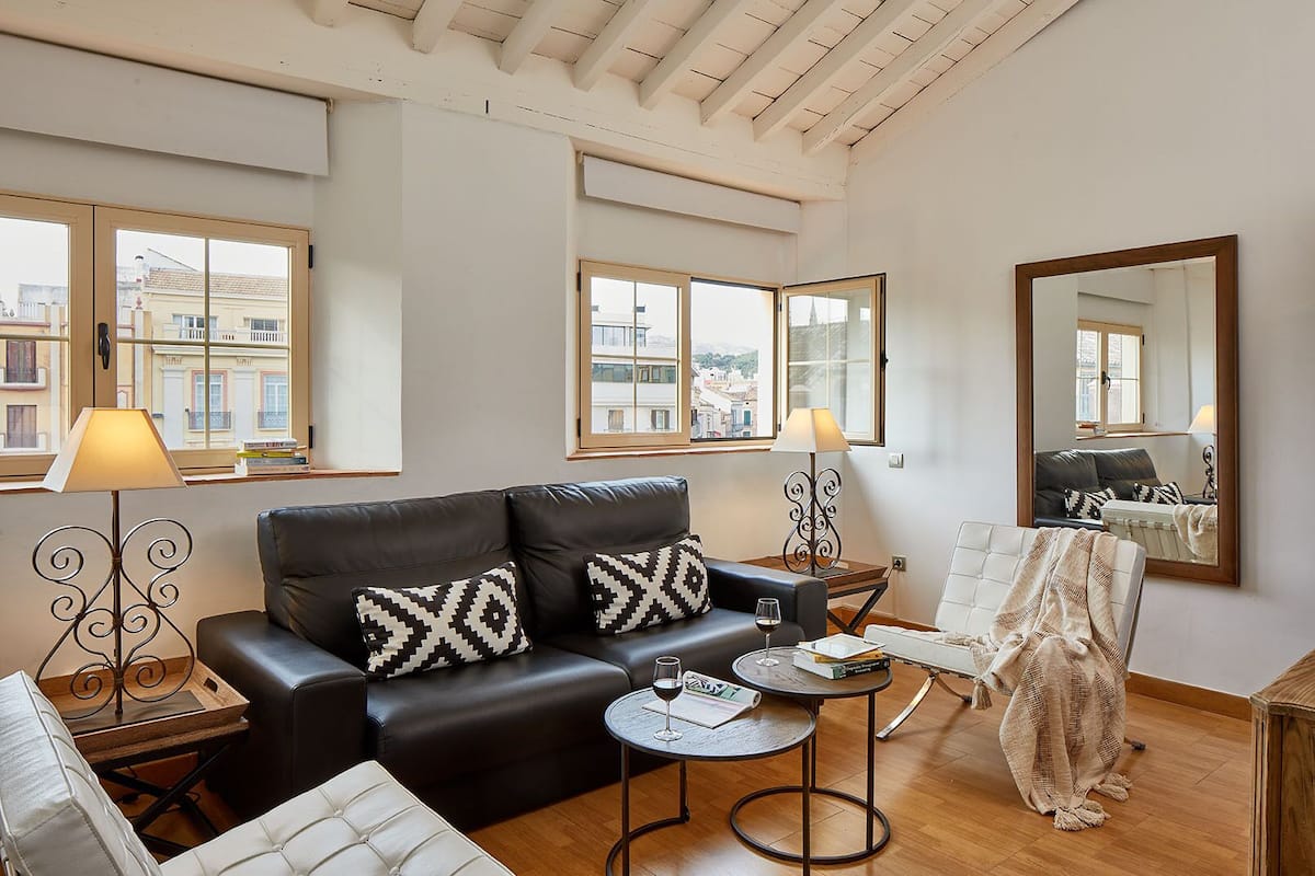 Penthouse, 1 chambre | Salle de séjour | Télévision à écran plat de 32 pouces avec chaînes par satellite