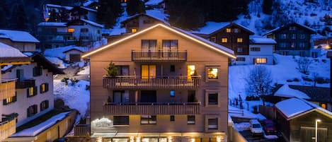 Fassade der Unterkunft â Abend/Nacht