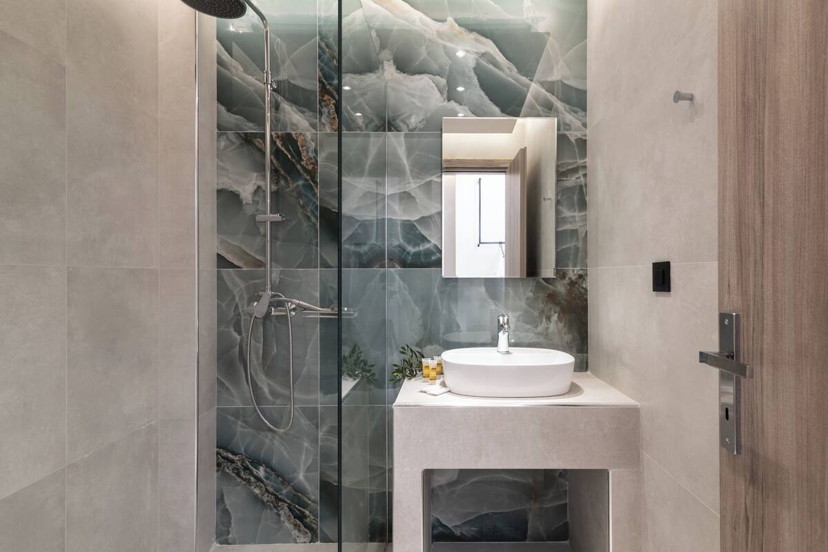 shower, free toiletries, towels