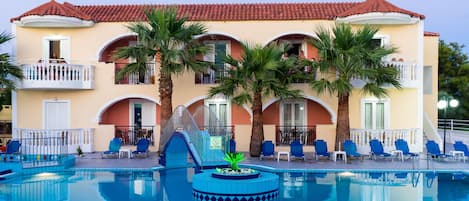 Sæsonbestemt udendørs pool, parasoller, liggestole