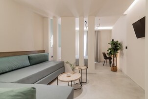 Habitación Deluxe, vistas a la piscina | Caja fuerte, escritorio, wifi gratis