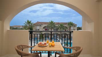 Quarto luxo, vista para a piscina | Terraço/pátio
