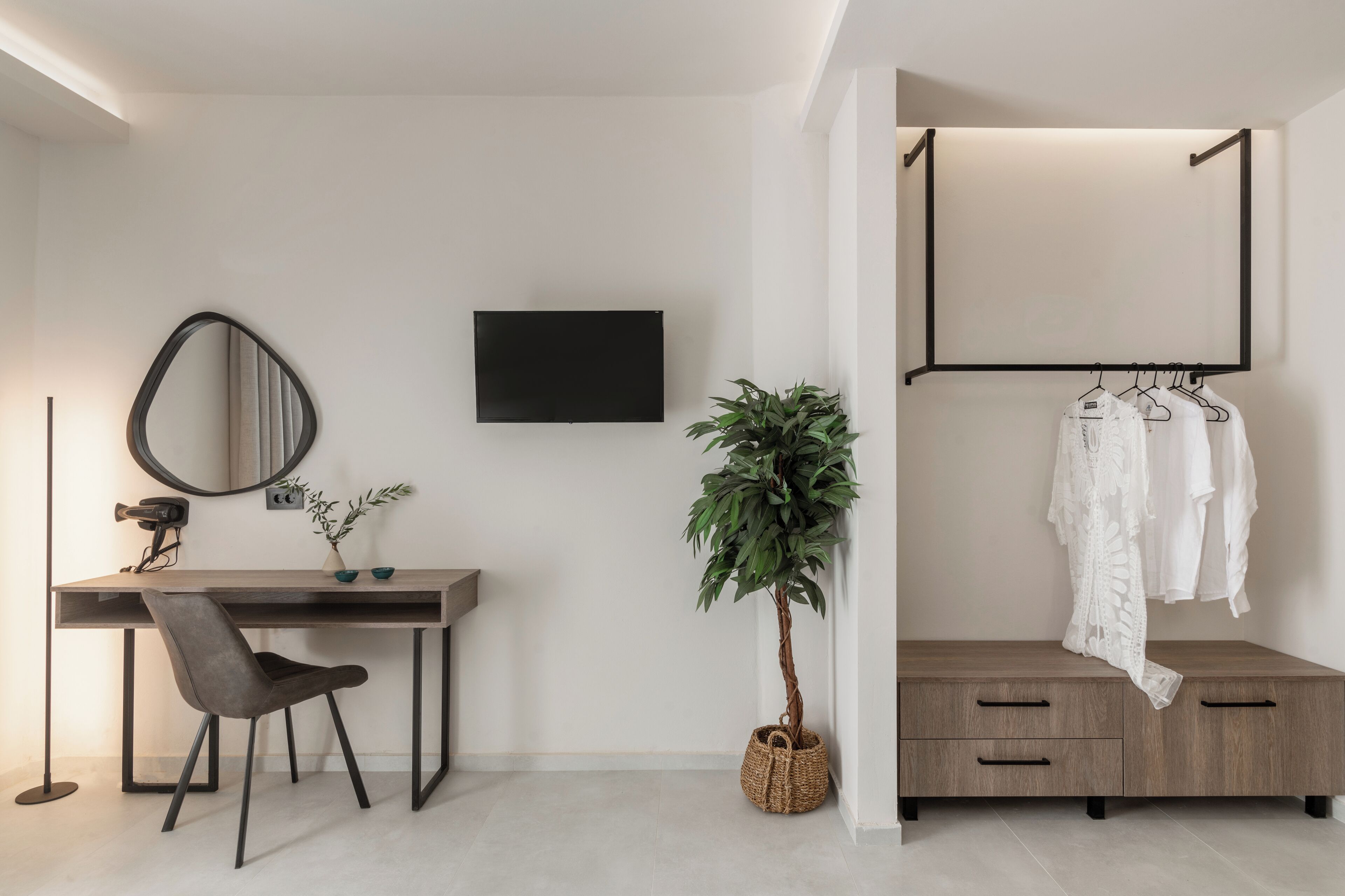 deluxe room, pool view | 1 bedroom, in-room safe, desk, free wifi