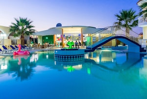 Bar junto a la piscina