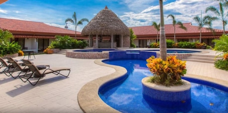 Una piscina al aire libre, sillones reclinables de piscina. Hotel Coclé
