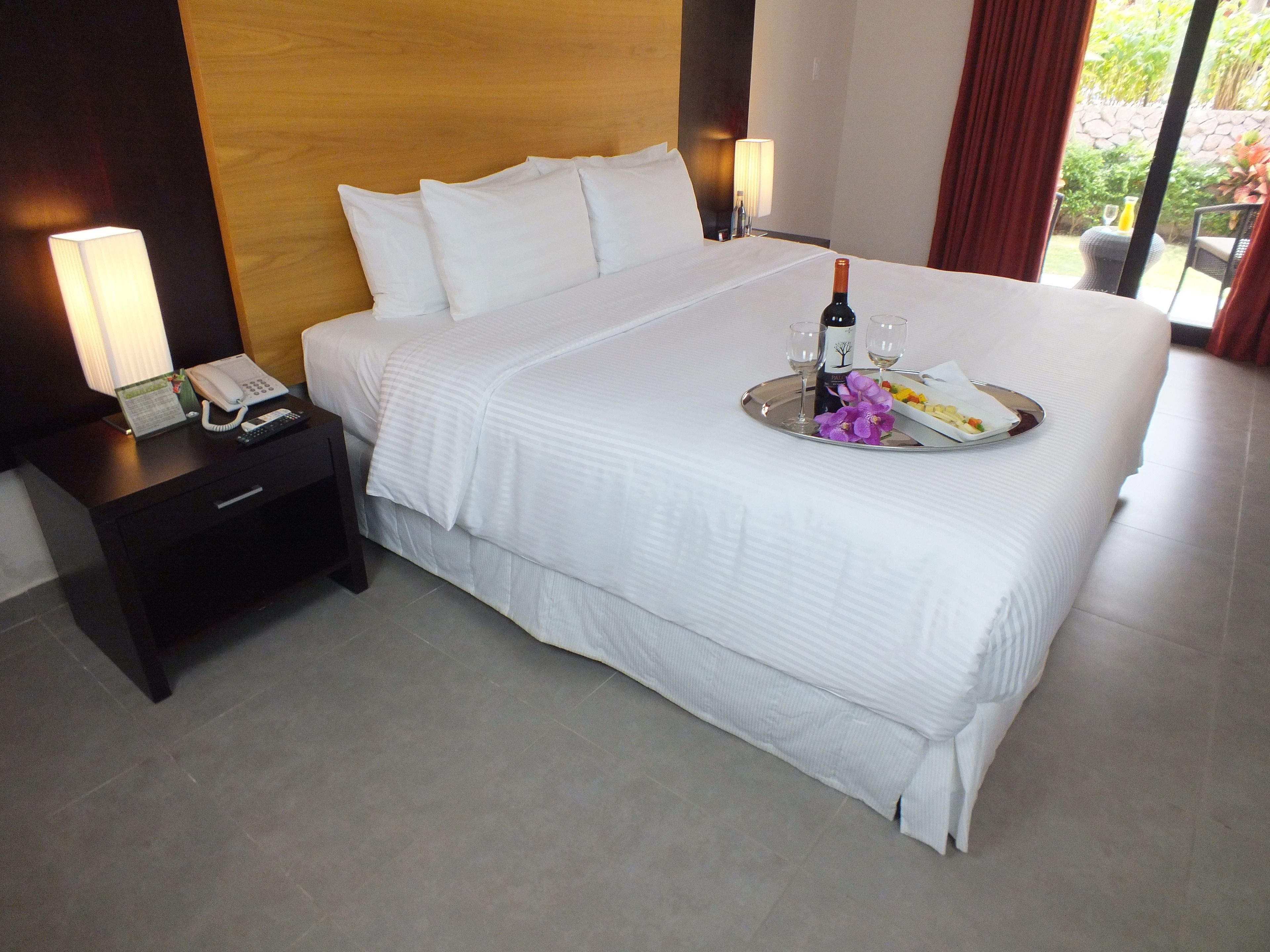 standard double or twin room, 1 king bed, non smoking | in-room safe, desk, iron/ironing board, free wifi