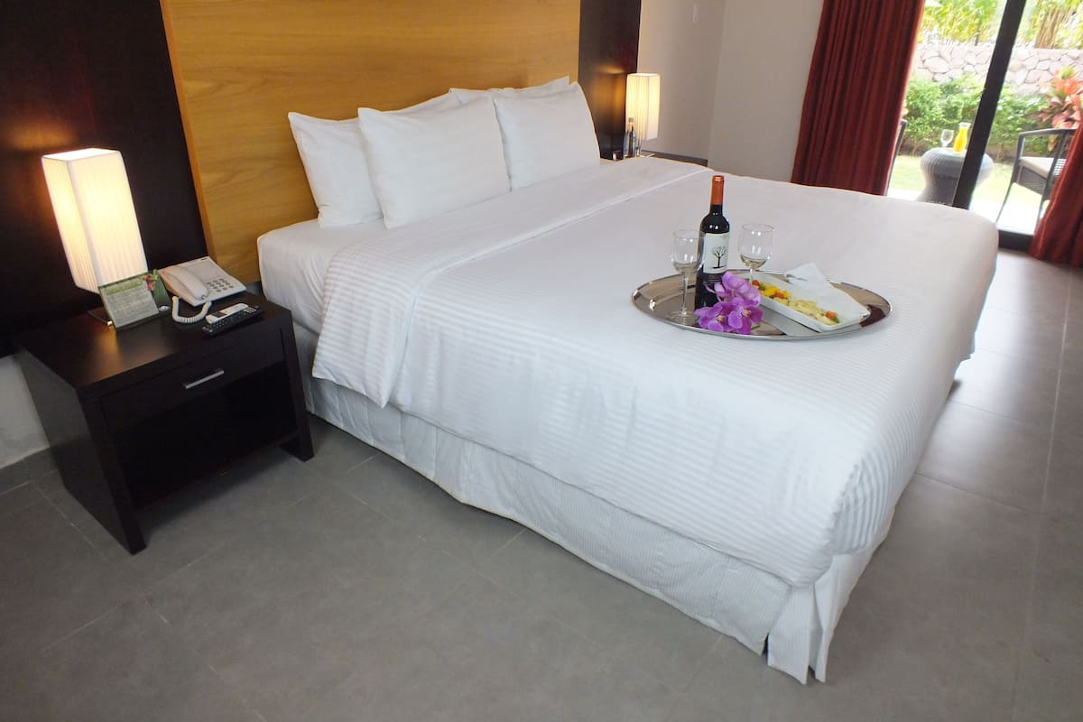 standard double or twin room, 1 king bed, non smoking | in-room safe, desk, iron/ironing board, free wifi
