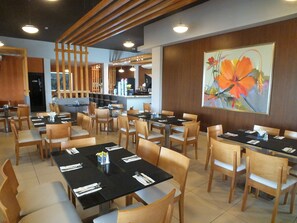 供应早餐、午餐和晚餐