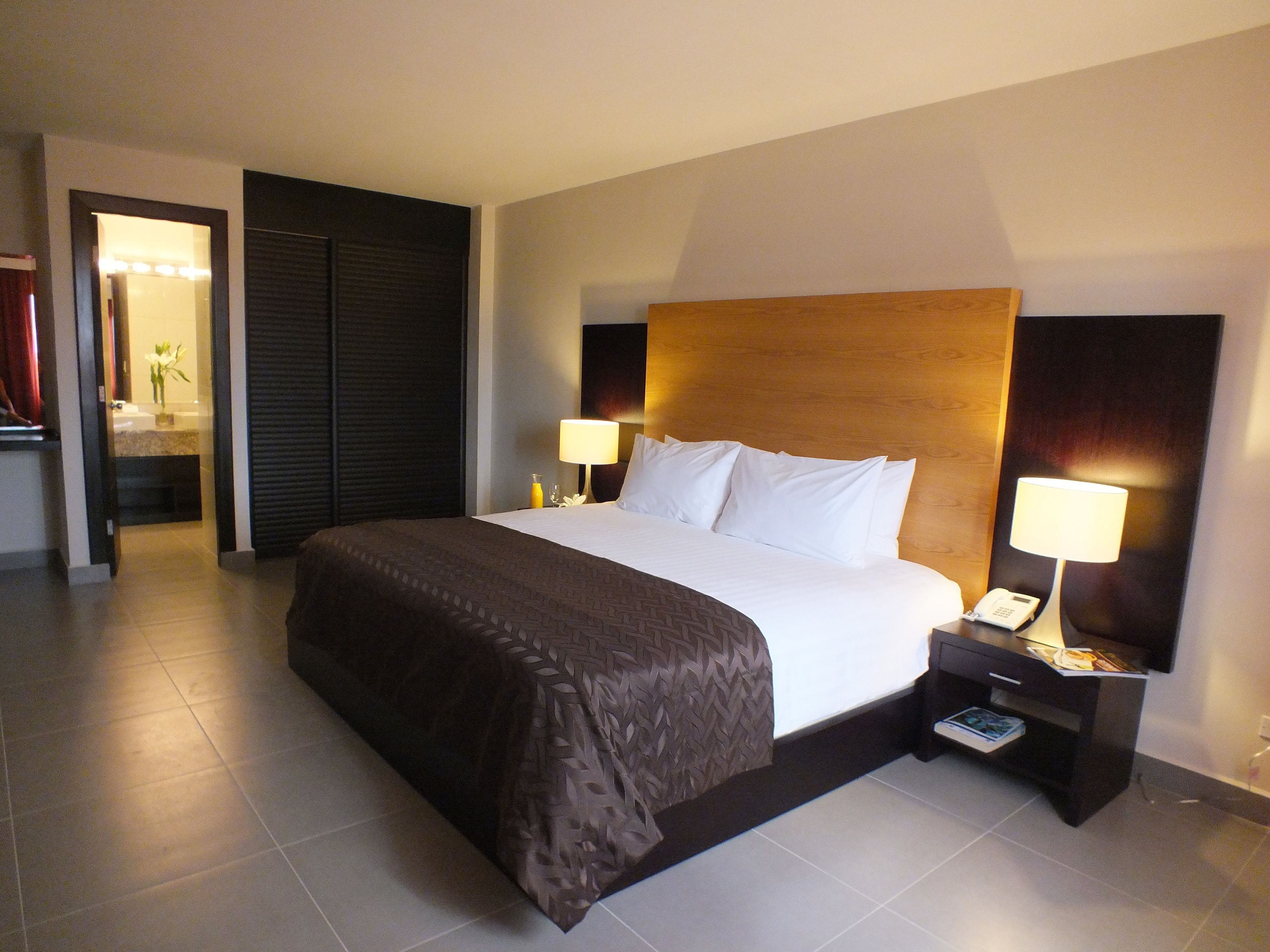 standard double or twin room, 1 king bed, non smoking | in-room safe, desk, iron/ironing board, free wifi