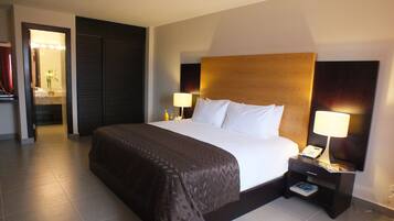 Standard Double or Twin Room, 1 King Bed, Non Smoking | In-room safe, desk, iron/ironing board, free WiFi