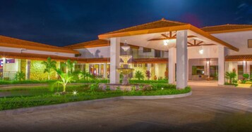 Fachada de la propiedad por la tarde o noche