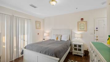 Standard Room, 1 Katil Ratu (Queen) | 1 bilik tidur, peralatan tempat tidur premium, gebar bulu kapas