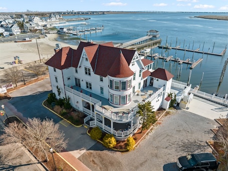 Luxury Studio Suite, Multiple Beds, Bay View, Beachfront | Property entrance. Tavern on the Bay Hotel & Marina