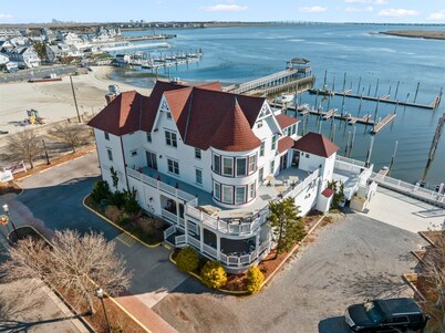 Tavern on the Bay Hotel & Marina
