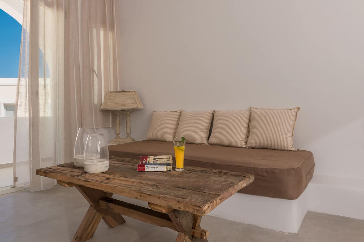 House (For 3) | Living room | 28-inch flat-screen TV with satellite channels, TV