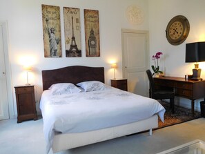 Ropa de cama de alta calidad, escritorio, cunas y wifi gratis