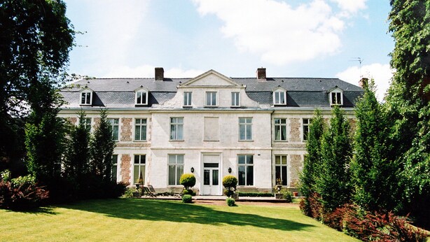 A large, multi-story building with a symmetrical facade, large windows, and a central entrance. - Chambres d'Hôtes Château de Courcelette (Lannoy)